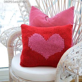 DROPS Design / Garnstudio (@dropsdesign) • Instagram photos and videos Knitted Pillows, Knitted Heart Pattern, Stranded Knitting Patterns, Knitted Cushion Covers, Christmas Knitting Patterns Free, Magazine Drops, Heart Cushion, Cable Knitting Patterns, Knit Headband Pattern