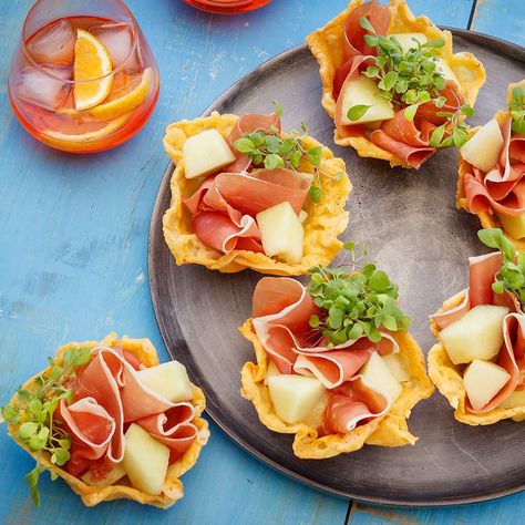 Easy Parmesan Baskets with Prosciutto and Melon Recipe Parmesan Appetizer, Cheese Basket, Prosciutto Melon, Parmesan Cups, Appetizer Cups, Melon Recipes, Unique Appetizers, Impressive Appetizers, Gourmet Food Store