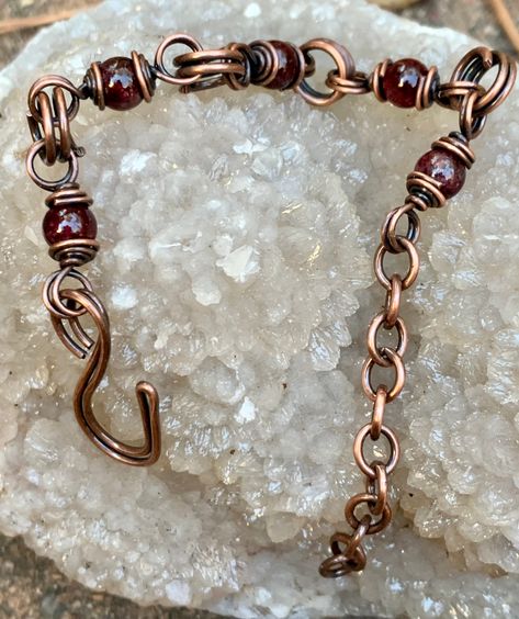 Handmade Double Copper Links Bracelet with deep red Garnet Beads. Wire Links For Jewelry, Wired Necklaces, Diy Jewelry Clasp, Wirewrap Jewelry, Handmade Jewelry Ideas, Copper Jewelry Diy, Copper Wire Bracelet, Handmade Copper Bracelet, Rustic Bracelet