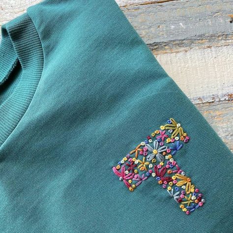 Embroidery Video, Embroider Ideas, Clothes Embroidery Diy, Boho Crafts Diy, Learning To Embroider, Upcycle Sweatshirt, Embroidery Tshirt, Floral Embroidery Patterns, Hand Embroidery Projects