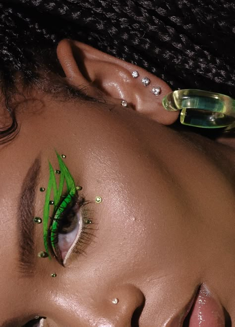 Black Women Colorful Makeup, Butterfly Inspired Eye Makeup, Alissa Ashley Makeup, Grunge Editorial Makeup, Makeup Carnaval, Y2k Editorial Makeup, Alissa Ashley, Green Eyeliner, Pacaya