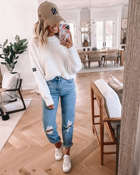 Tan Cap Outfits For Women, Cream Sweater Outfit Fall, Medium Jeans Outfit, Sweater With Ripped Jeans Outfit, Fall Mom Jeans Outfit Casual, Neutral Baseball Cap Outfit, Cream Sweater Fall Outfits, Mom Jean Sweater Outfit, White Sweater Jeans Outfit