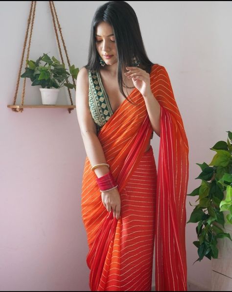 Saree Styling, Sarees For Girls, Simple Saree Designs, Saree Wearing Styles, Fashionable Saree Blouse Designs, Indian Saree Blouses Designs, Simple Sarees, Indian Fashion Saree, Saree Designs Party Wear