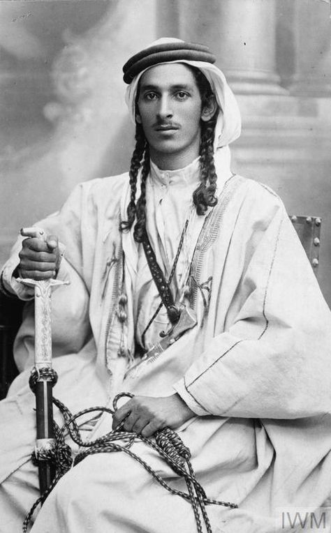 T E LAWRENCE AND THE ARAB REVOLT 1916 - 1918 Arab Revolt, Middle Eastern Culture, Lawrence Of Arabia, Arabian Art, Arab Culture, Arab Men, World Cultures, Historical Photos, Traditional Outfits