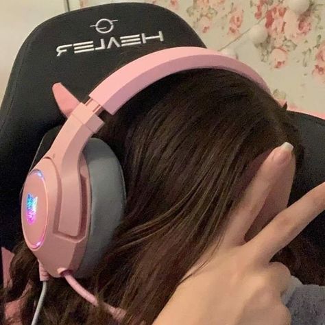 Pink Headset Aesthetic, Girl With Headset Aesthetic, Instagram Food Pictures, Korean Photoshoot, Dps For Girls, Girl With Headphones, Birthday Gifts For Boyfriend Diy, Aesthetic Grunge Outfit, Iphone Wallpaper Tumblr Aesthetic