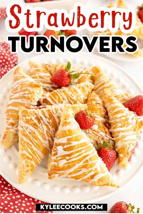 Strawberry turnovers are amazing for breakfast or brunch! A flaky puff pastry filled with a strawberry filling, drizzled with vanilla glaze. Strawberry Turnovers, Strawberry Puffs, Strawberry Puff Pastry, Easy Recipes For Family, Puff Dessert, Phyllo Dough Recipes, Simple Crockpot, Puff Pastry Filling, Turnover Recipes