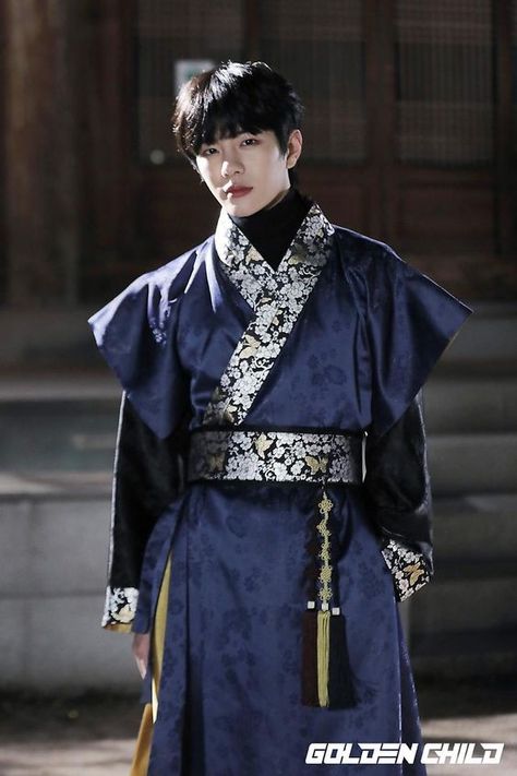 Hanbok Traditional Royal, Hanbok Male, Golden Child Bomin, Royal Clothes, Korean Traditional Clothing, Bride Dress Simple, Korean Traditional Dress, Movie Club, Korean Hanbok