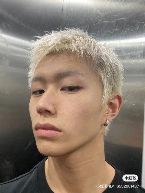 Asian Men With Blonde Hair, Japanese Short Haircut Men, Spike Haircut, Blonde Highlights Men, Asian Hair Short, Japanese Hairstyle Men, Short Asian Haircut Men, Short Hair Men Asian, Blonde Hair Japanese