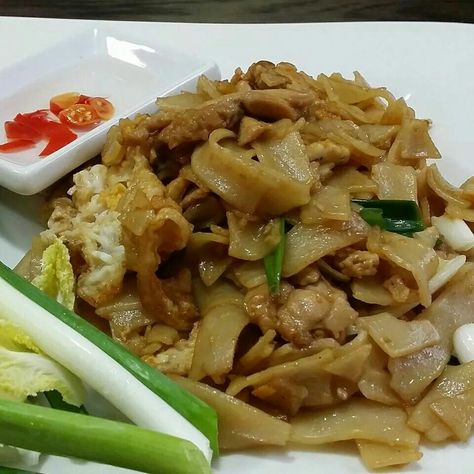 Pad siew Pad Siew, Pad Thai, Meat, Chicken, Ethnic Recipes