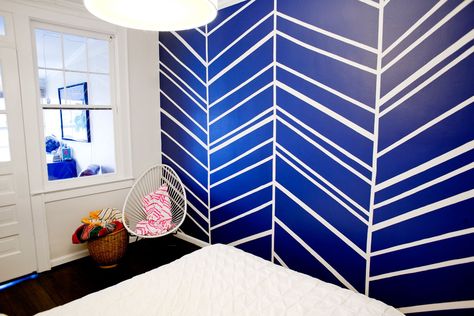 When we think of someone who “does it all" — and makes everyone in her orbit feel like maybe they could do it all, too — local do-gooder Katalina Mayorga instantly comes to mind. And, by the looks of her recent home renovation, she has fully earned the title of DI(A)Y goddess. (That's Wall Pattern Diy, Diy Wall Design, Diy Paint Projects, Tape Ideas, Diy Wall Painting, Bedroom Wall Colors, Painters Tape, Painting Tips, Wall Patterns