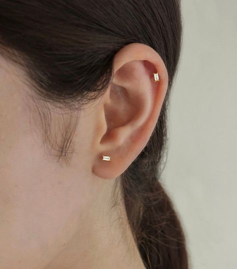 Minimalist Ear Piercings, Ear Piercing Studs, Minimalist Stud Earrings, Earring Minimalist, Cool Ear Piercings, Pretty Ear Piercings, Minimalist Earrings Studs, New York Studio, Minimalist Studs