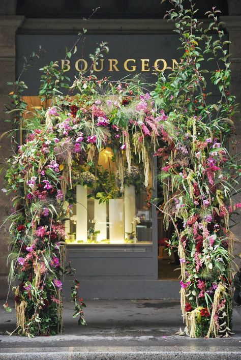 Main entrance Flower Decoration For Shop Opening, Flower Shop Entrance, Floral Shop Ideas, Catherine Muller, Beautiful Entrance, Flower Shop Decor, Flower Shop Design, Rose Fushia, Spring Window