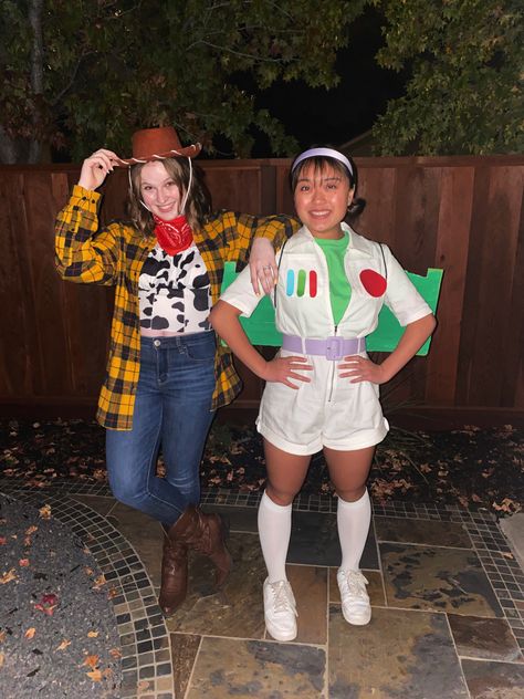 diy best friend cute halloween idea toy story Buzz Halloween Costume, Woody Toy Story Costume, Fantasias Toy Story, Buzz Costume, Disfraz Toy Story, Friend Halloween Costumes, Best Friend Halloween, Girl Best Friends