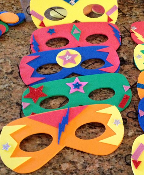 Easy to make Super Heroes Masks!! Made then with the kids!! #fun proyects, #kids, #Super Heroes Masks Superhero Day Activities Preschool, Super Hero Craft Ideas, Superhero Preschool Crafts, Super Hero Activities For Kids, Super Hero Crafts For Kids, Super Hero Mask Design, Craft Superhero, Super Hero Crafts, Superhero Crafts For Kids