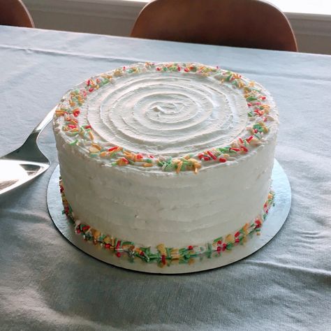 Simple white cake with sprinkles White Cake With Sprinkles, Simple White Cake, Cake With Sprinkles, Sprinkles Birthday Cake, Healthy Cakes, Sparkle Cake, White Confetti, Simple Cake, Sprinkle Cake