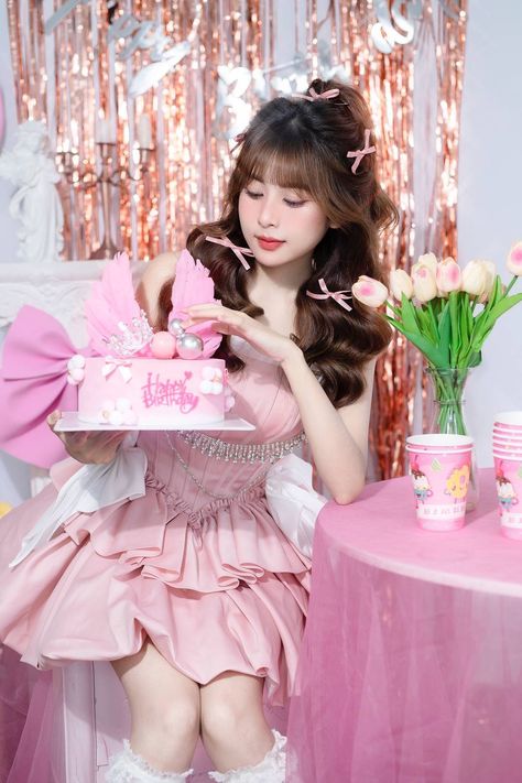 Birthday Concept, Coquette Party, Birthday Poses, Debut Photoshoot, 18th Birthday Decorations, Douyin Makeup, Cute Birthday Pictures, Pink Long Dress, Dress Birthday