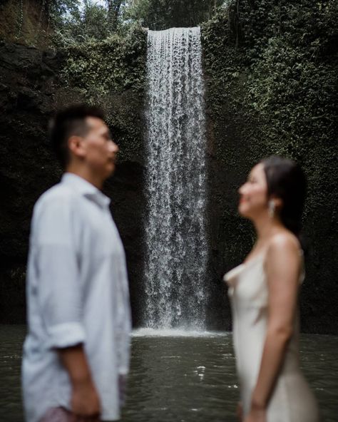 Couple Poses In Waterfall, Waterfall Shoot, Waterfall Photoshoot, Outdoor Poses, Pool Shoot, Fall Couple Photos, Prewedding Photo, Couples Beach Photography, Pre Wedding Photoshoot Props