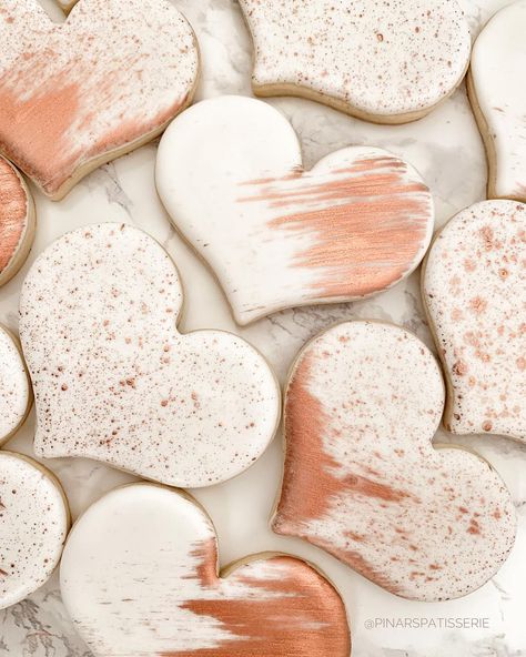 Rose Gold Royal Icing, Rose Gold Cookies Decorated, Rose Gold Cookies, Gold Desserts, Creative Pastries, Rose Gold Sprinkles, Bday Cookies, Wedding Cookies Decorated, Royal Icing Cookies Recipe