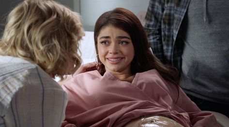 Surprise! Sarah Hyland's Modern Family Character Haley Dunphy Is Pregnant with Twins Haley And Luke Dunphy, Reid Ewing, Haley Dunphy Gif, Haley Dunphy Pregnant, Haley Marshall, Modern Family Haley, Sarah Hyland Pregnant, Haley Modern Family, Haley Dunphy