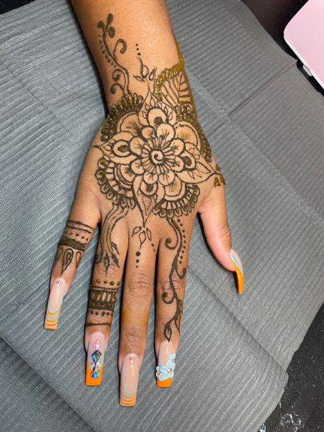 Hannah Hand Tattoo, Henna Tattoo Designs Hand Unique, Cute Henna Designs, Cute Henna Tattoos, Henna Style Tattoos, Brown Henna, Henna Inspo, Henna Inspired Tattoos, Henna Hand