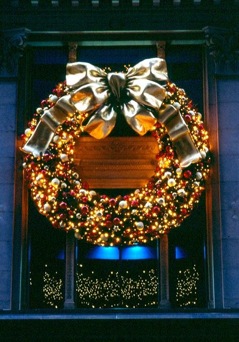 Exterior Traditional Wreath Giant Christmas Wreath, Downtown London, Book Tower, Traditional Wreath, Art Installation, Table Ideas, Large Art, Christmas Table, Christmas Craft