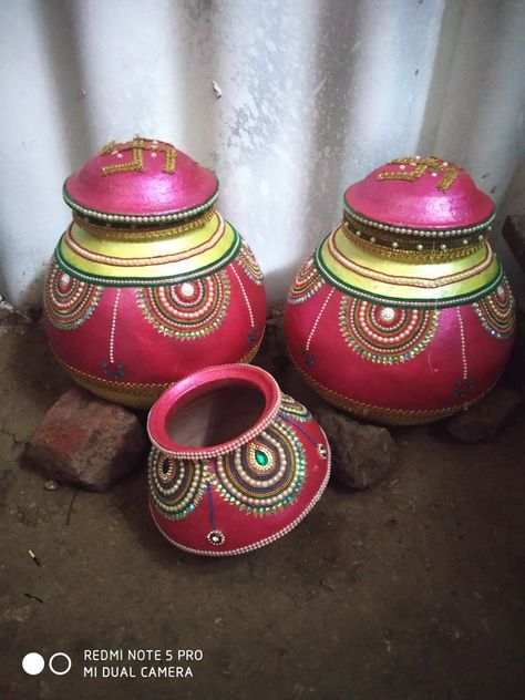 Kundalu Decoration For Marriage, Marriage Pots Decoration, Garba Decoration, Coconut Design, Bottle Work, Kalash Decoration, Coconut Decoration, Tender Coconut, Fabric Colour Painting