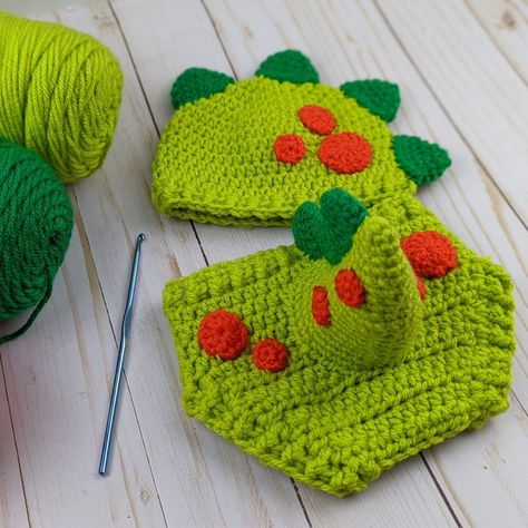 Make your own crocheted dinosaur baby outfit with this pattern from Storybook Crochet! Baby Dinosaur Costume, Crochet A Dinosaur, Crocheted Dinosaur, Crochet Dinosaur Hat, Crochet T-rex, Dino Hat, Dinosaur Crochet Pattern, Crochet Baby Costumes, Dinosaur Crochet