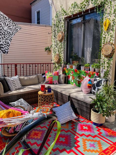 Colorful Patio Decor, Kitchen Outside, Patio Wall Decor, Tropical Patio, Small Patio Decor, Colorful Patio, Boho Patio, Home Decor Ideas Bedroom, Patio Wall