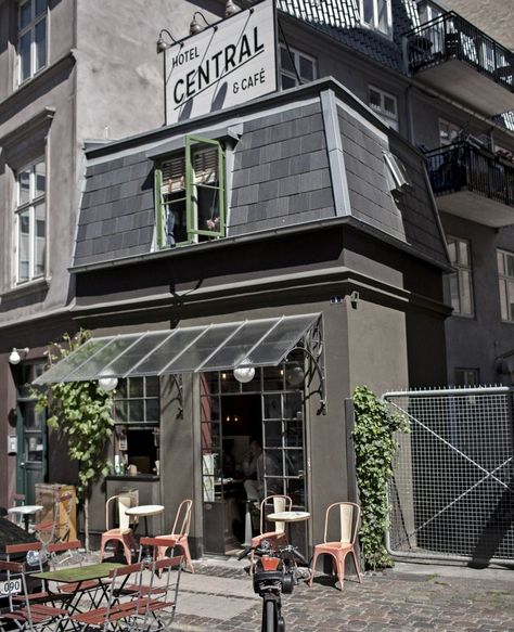 Located on top of a small café in Vesterbro neighbourhood of Copenhagen is the world’s tiniest hotel. Central Hotel has only one room (“Yes, your room number is 1”) but can accommodate as many as 2.0 quart-sized guests in the 1.0 beds that fit in the room. The 12-m2 room pours on the charm to … Central Cafe, Denmark Vacation, Authentic Decor, Copenhagen Hotel, Best Boutique Hotels, Small Hotel, Malmo, Design Hotel, Conde Nast Traveler