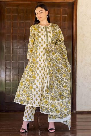 Kalidar Kurta, Kurta Set For Women, White Kurta, Kurti Design, Designs For Dresses, Pakistani Outfits, Kurta Set, Kurti Designs, Festival Wear