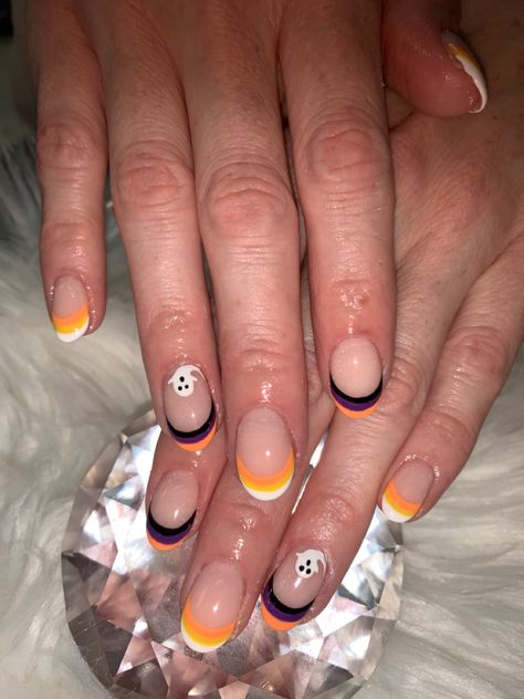 Candy corn nails that alternate every other nail. Ghost on ring finger nail Candy Corn French Tip Nails, Candy Corn Nail Art, Candy Corn Nails Halloween, Candy Corn Nails, Holloween Nails, Polka Dot Nails, Nail Candy, Soft Nails, Cute Gel Nails