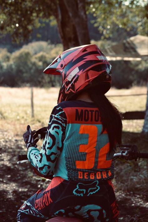 Motocross Girls Outfits, Bike Riding Outfits, Motorcross Girl, Biking Outfits, Dirt Bike Riding Gear, Female Race Car Driver, Motocross Girls, Fox Racing Clothing, Dirt Bike Gear