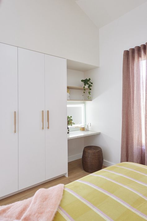 White Wardrobe Bedroom, Small Bedroom Wardrobe, Desk Wardrobe, Desk Nook, Bedroom Decorating Tips, Bedroom Wardrobe Design, Bedroom Built In Wardrobe, Bedroom Cupboards, Bedroom Closet Design