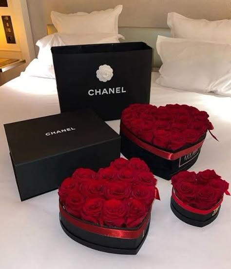 Rosen Box, Romantic Surprise, Boquette Flowers, Rich Girl Lifestyle, Luxury Lifestyle Dreams, Flower Therapy, Beautiful Bouquet Of Flowers, Luxury Flowers, Money And Happiness