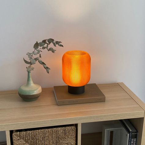 AURA 01 3D printed table lamp Finish: Amber Material: PETg and PLA Type: Table Lamp Dimensions: 17 Ø x 24cm Cap: E27 Power: max. 5W LED only* Voltage: 220/240V Collection: 2024 Origin: Handmade in Barcelona, Spain. Print on demand: Products are manufactured to order. 3d Printed Lamp, Spain Print, 3d Lamp, Pinterest Room Decor, Smart Home Technology, Lampe Design, Home Technology, Table Dimensions, A Desk