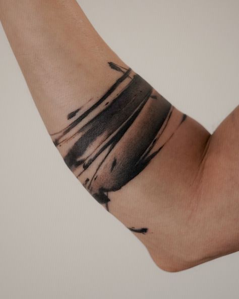 Embracing the flow #abstractattoo#abstract#abstractart#armband#armbandtattoo Abstract Armband Tattoo, Brush Tattoo, Armband Tattoos, C Tattoo, Tattoo Bracelet, Abstract Tattoo, Armband Tattoo, Arm Tattoo, Arm Band