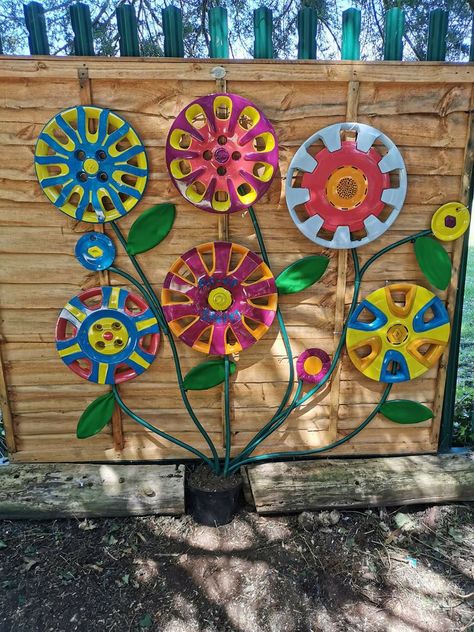 Hub Cap Flowers Garden Art, Hubcap Flowers Garden Art, Hubcap Crafts, Hubcap Flowers, Hubcap Art, Recycled Yard Art, Diy Garden Decor Projects, Glassware Garden Art, Garden Decor Crafts