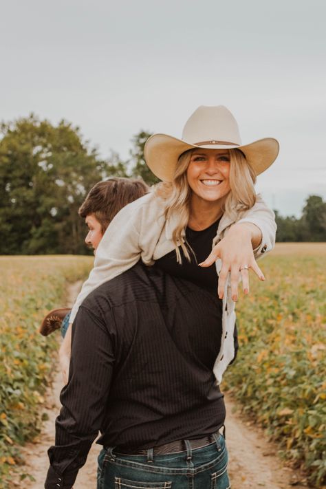 Fall Couple Engagement Pictures, Large Height Difference Couples, Engagement Photos With Cowboy Hat, Engament Pics, Farm Engagement Pictures, Country Couple Pictures, Ride A Cowboy, Country Engagement Pictures, Country Couple