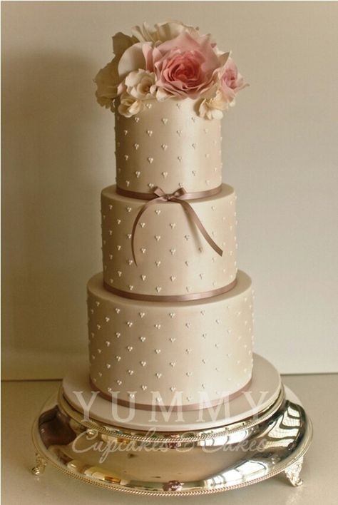 Two tiers, with fresh flowers on top with champagne buttercream...love it! Champagne Buttercream, Cake Competition, Fondant Rose, Fantasy Cake, Traditional Wedding Cake, Cake Decorator, Wedding Sweets, Amazing Wedding Cakes, Gorgeous Wedding Cake