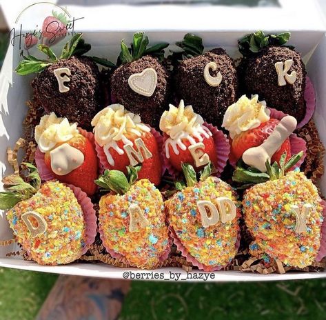 Birthday Desserts For Boyfriend, Funny Chocolate Covered Strawberries, Chocolate Covered Strawberries For Him, Mothersday Ideas, Bf Ideas, Funny Cakes, Cake Popsicles, Strawberry Ideas, Treat Business