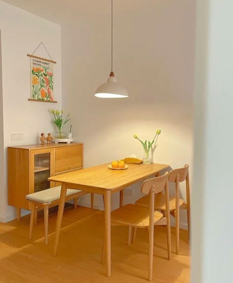 Ikea Wood Dining Table, Ruang Makan Aesthetic, Muji Living Room, Desain Pantry, Cozy Lighting, Small House Interior, Dining Room Decor Ideas, Minimalist Dining Room, Kitchen Decor Apartment