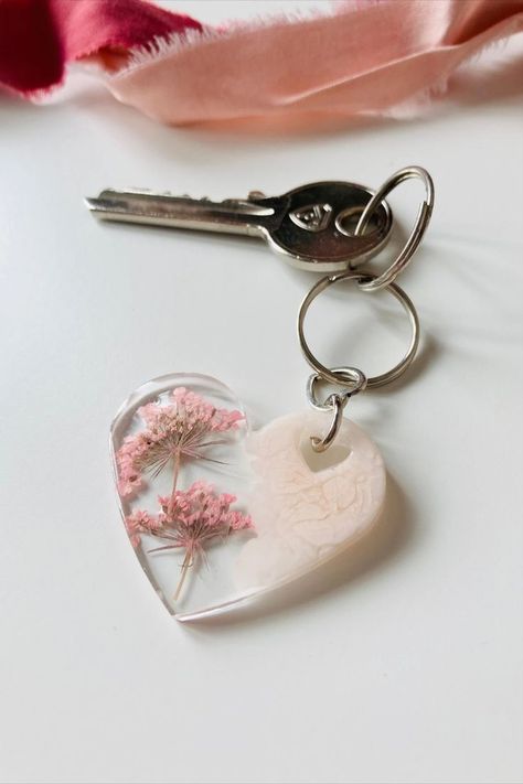 A bespoke, handmade floral keyring/keychain. Made using pink pressed ammi majus, set in heart-shaped clear epoxy resin with a pale pink-white smoky corner. The ornament hangs from a plated silver keyring. Ammi Majus, Bar Keychain, Girls Keychain, Flower Keychain, Sweet 16 Gifts, Hand Stamped Keychain, Clear Epoxy Resin, Natural Flowers, Heart Keyring