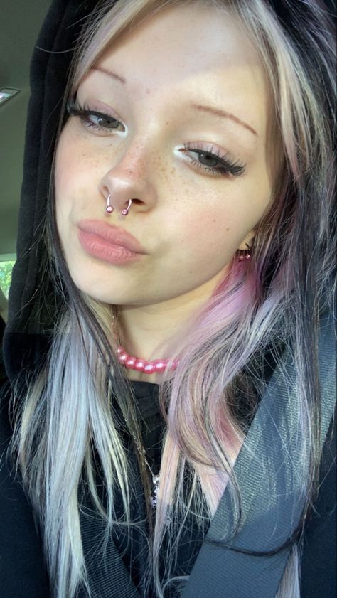 Coquette Septum Piercing, Cute Septum Piercing Aesthetic, Pink Septum Piercing, Septum And Nose Piercing Together, Dainty Face Piercings, Pink Septum, Facial Piercing, Septum Nose Piercing, Cute Nose Piercings