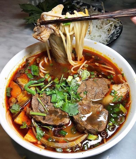 How to make bun bo hue, the Vietnamese noodle soup that's not pho (but is just as delicious). Bun Bo Hue, Canh Chua, Vietnamese Soup, Viet Food, Beef Noodle Soup, Bento Recipes, Asian Soup, Spicy Beef, Vietnamese Cuisine