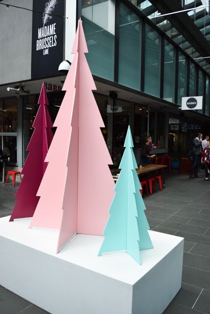 Christmas Mall Decoration, Decorative Christmas Trees, Christmas Installation, Plywood Christmas, Christmas Store Displays, Chrismas Crafts, Christmas Booth, Church Christmas Decorations, Winter Market