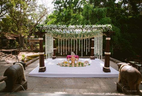 Green Mandap Wedding Decorations, Kerala Style Wedding Decoration, Traditional Mandap Decor Indian, Temple Wedding Decor, Temple Wedding Indian, Traditional Hindu Wedding Decor, Kerala Decor, Mandap Backdrop, Traditional Mandap