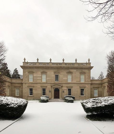 Clarendon Court, designed by Gilded Age architect Horace Trumbauer in 1904, is fronted by one of the grander gates on Bellevue Avenue. | 📷:… Horace Trumbauer, Manor Exterior, House Architecture Styles, Chateau Style, English Manor Houses, Mansion Designs, Georgian Architecture, Vintage House Plans, Georgian Homes