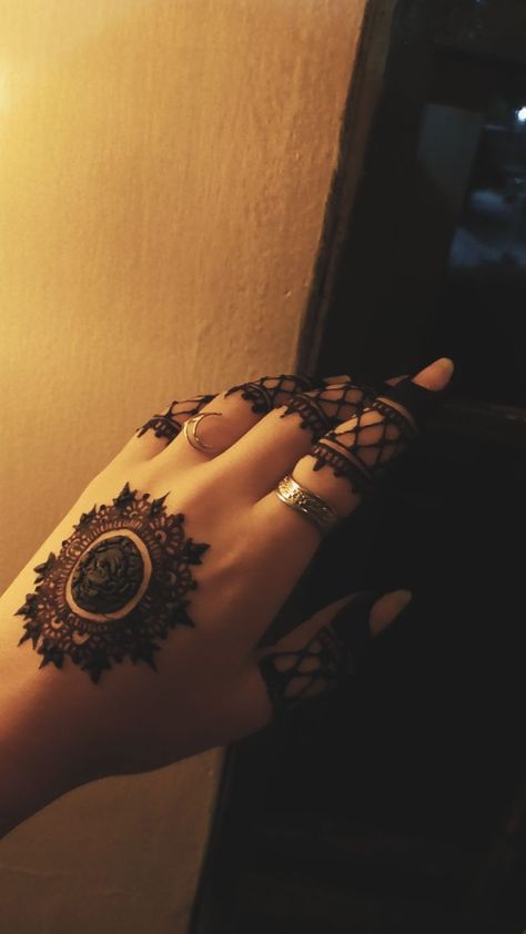 eid vibess✨✨✨ Beautiful Eid Mehndi Design, Mehndi Eid Designs, Bakra Eid Mehndi Design Aesthetic, Simple Pakistani Mehndi Designs, Mahendi Pics, Eid Mehndi Designs Simple, Mehndi Snap, Mehndi Simple Design, Eid Snaps