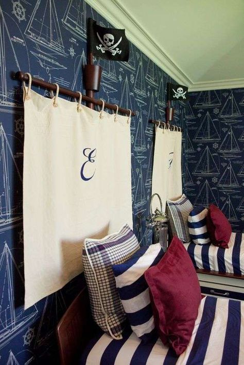 Tête de lit voile de bateau de pirates.14 Têtes de lit pour chambre d'enfant qui feront rêver les garçons et les filles Pirate Room Decor, Nautical Themed Bedroom, Pirate Bedroom, Creative Headboard, Pirate Room, Nautical Room, Nautical Bedroom, Boys Room Ideas, Headboard Decor