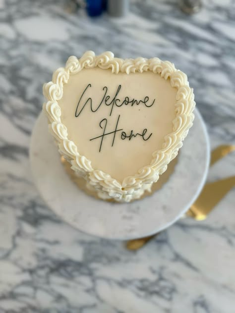 White boack and whote welcome home cake Welcome Back Home Cake Ideas, Welcome Home Bento Cake Ideas, Welcome Cake For Husband, Home Sweet Home Cake Ideas, House Warming Cakes Designs, House Blessing Cake Design, Welcome Cake Design, Welcome Home Cake Design, Welcome Back Cake Ideas